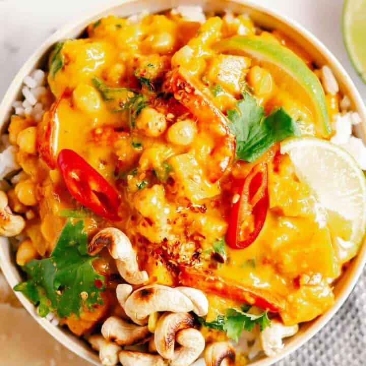 final image of pumpkin curry in a bowl with rice with a marble background